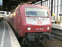 120 126-8 bei der Abfahrt aus Berlin-Zoologischer Garten am 24.04.2006.