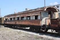Dieser nummernloser Teak-Kasten BNF. (Cravens Railway Carriage & Wagon Company/Sheffield, Bauj.1922) ist im Depot Uttaradit hinterstellt und harrt der Dinge. Bild vom 26.Oktober 2011.


