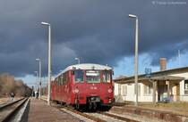 772 140 + 772 141 stehen zum Streckenabschied am 10.12.2011 vor dem Bahnhofsgeb�ude Crawinkel.