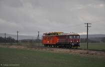 107 018 mit Oberleitungsrevisionswagen der Railsystems RP GmbH am 10.12.2011 bei Petriroda. Das Gespann wurde zum Streckenabschied der Ohratalbahn von der IG Hirzbergbahn angemietet.