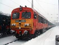 M�V-Trakci� M41 2152 am Bahnhog Budapest-Nyugati mit einem Personenzug nach Lajosmizse, am 30. 01. 2010. 
