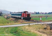 212 301 am 27.10.00 vor dem  technisch nicht gesicherten  Bahn�bergang der Stra�e nach Urpertshofen. Im Hintergrund sieht man Hartershofen.