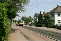 Eingleisig und verkehrsberuhigt -

Im Rheinstettener Stadtteil Mörsch wurde die Stadtbahntrasse eingleisig in Straßenmitte auf eigenem Bahnkörper angelegt. Die Straße folgt auch hier in etwa der früheren Karlsruher Lokalbahn. Der Bahnkörper ist überfahrbar, die Straße verkehrberuhigt. 

06.05.2005 (M)