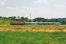 N�rdlich von Hartershofen am 27.7.01: 218 305 zieht ihren graffitiverschmierten Wendezug zur�ck nach Steinach. (Blick Richtung Osten)