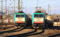 Die Cobra 2805 f�hrt mit einem Kesselzug von Aachen-West nach Antwerpen-BASF  und auf dem Nebengleis steht die Cobra 2837 mit einem Coilzug und wartet auf die Abfahrt nach K�ln-Gremberg bei strahlend blauem Himmel am 27.1.2012.