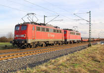 Die beiden Eloks 140 790-7 und 140 791-5 f�hren am Freitag den 27. Januar 2012 eine Stahlcoilleerzug von Nievenheim kommend in Richtung Neuss.