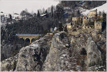 An der Burgruine Klamm vorbei, f�hrt 4020 239 als R 2960 von Semmering nach Payerbach-Reichenau. 
Klamm Schottwien 27.1.2012