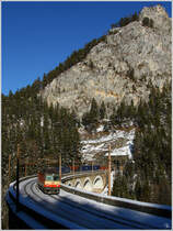 Eine der letzten beiden Loks im Schachbrettdesign ist die 1144 092, welche heute als Vorspannlok diesen Containerzug �ber das Kalte Rinne Viadukt zog.
Breitenstein 27.1.2012