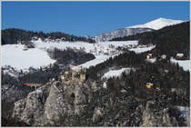 Der Zauberberg - Im Vordergrund die Burgruine Klamm, im Hintergrund die Rax und in der Mitte ein Taurus, welcher den IC 559 von Wien nach Graz zieht.
Klamm Schottwien 27_1_2012