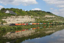 BoxXpress 182 562 mit einem Containerzug am 02.08.2011 in Retzbach-Zellingen im Maintal.