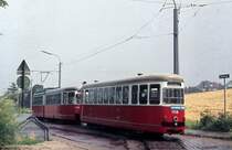 Wien Wiener Stadtwerke-Verkehrsbetriebe (WVB) SL 60 (c3 1118 (Lohnerwerke 1959) + E1 4713 (SGP 1969)) XXIII, Liesing, Rabensteinergasse am 1. August 1972. - Scan eines Diapositivs. Kamera: Minolta SRT-101.