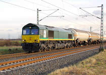 Die Class 66 der Rurtalbahn mit der Nr. PB1 V254 ist  mit Kesselwagen in Richtung Neuss unterwegs und hatte so eben die Umgehungsstra�e von Allerheiligen passiert. Freitag 27.1.2012