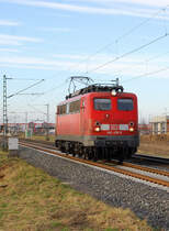 Mit neuem Farbfleckerl an der Brust kommt die 140 459-9 Lz in Richtung K�ln bei Allerheiligen am 27. Januar 2012 vorbei gefahren.