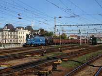 Die 230 069 am 01.10.2011 mit einem G�terzug bei der Ausfahrt aus dem Pilsener Hbf.