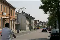 Eingleisige S-Bahnstrecke in Blankenloch - 

Auch diese Strecke ist ein Wiederaufbau der hier 1921 eingestellten Karlsruher Lokalbahn. 
Zuerst habe ich mich geärgert, dass der Radfahrer ins Bild fuhr, doch jetzt gefällt mir es so doch besser, belebt er doch die Aufnahme.

06.05.2006 (M)