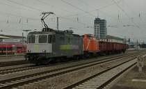 Re 421 383 der Railadveture ist mit 211 237-0 im schlepp und drei Sch�ttgutwagen am 28.01.2012 in Kaiserslautern