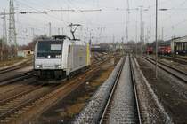 185 681-4 von PCT-Altmann rangiert am 1.12.2011 im Bahnhof Landshut(bayr).Fotografiert aus dem Alex Prag-M�nchen (KBS 930)