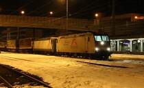 185 531-1 von TXLogistik und 412 003-6 der Italienischen Staatsbahn stehen am Abend des 25.1.2012 in Kufstein und warten auf die Ausfahrt zum Brenner.