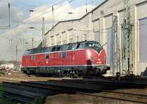 Die 221 127 w�hrend einer Rf. hinter der Halle des Bw Hagen-Eck 1986.