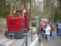 Die Bad Schwalbacher Kurbahn f�hrt an jedem Sonn- und Feiertag von April bis Oktober auf der Bahnstrecke der ehemaligen Moorbahn im Kurpark von Bad Schwalbach. Die Strecke mit einer Spurweite von 600 mm f�hrt von der Entladestelle oberhalb des Moorbadehauses �ber 1,6 km bis zur Moorgrube 10. Im Personenverkehr werden 1,3 km Strecke befahren: Anfangspunkt ist die Station „Moorbadehaus“ (Bild), die am tiefsten Punkt der Strecke liegt. Endstation ist die Station „Moorgruben“ an der Moorgrube 7. Die beiden Stationen mit Umsetzgleisen wurden f�r den Personenbetrieb neu geschaffen. Die auf dieser Aufnahme vom 17.04.2006 zu sehende Lok mit der Betriebsnummer 2 (SCH�MA Baujahr 1988) hatte urspr�nglich eine Spurweite von 900 mm und war auf der franz�sischen Seite der Kanaltunnelbaustelle im Einsatz. Die Lok wurde Ende 2002 vom Bad Schwalbacher Kurbahn-Verein angekauft und bei SCH�MA auf 600 mm Spurweite umgespurt.