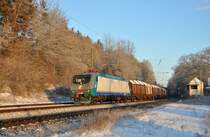 Die E412-008 der FS f�hrt mit einem Stahlzug auf der KBS 950 in Richtung Rosenheim.A�ling am 25.1.2012