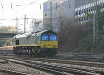 Die Class 66 PB15 von Railtraxx BVBA rangiert in Aachen-West bei sch�nem Sonnenschein am 27.1.2012.