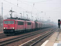 155 077-1 mit einer unbekannten 155er und einem kurzen G�terzug am Haken passiert bei diesigem Wetter am 28. Januar 2012 den Bahnhof Friedrichshagen im Berliner Bezirk Treptow-K�penick.