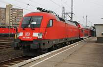 Hier 182 008-3 mit einem RE2 von Cottbus nach Wittenberge, bei der Ausfahrt am 28.1.2012 aus Berlin Lichtenberg.