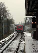 Einfahrt eines Zuges der Linie S3 nach Pinneberg in die Station Hamburg-Veddel, 28.1.2012 