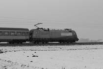 Hier mal ein etwas anderes Bild von 1116 038-9, dem  Siemens-Taurus , der unterwegs von M�nchen nach Salzburg war. Aufgenommen am 28. Januar 2012 kurz vor dem Bahnhof von �bersee.