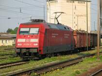 101 038 mit 2 Holztransportern bei der Einfahrt aus Passau kommen in den G�terbahnhof Plattling. 8.5.2006 Im Hintergrund ist das gro�e Lagerhaus im Abstellbereich zu erkennen. 