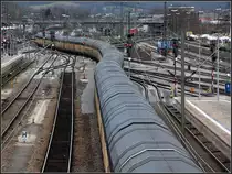 Geschlängel durch den Bahnhof - 

Güterzugdurchfahrt im Hauptbahnhof Regensburg. 

04.01.12 (M)