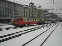 BDt 198, der letzte  alte  Steuerwgen, welcher nicht das Voralpendesign hat, mit dem IR VAE 2418 bei Einfahrt in St. Gallen. Am Zugschluss ist die Re 4/4 II 11135, 01.02.2012.