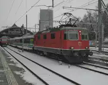 Re 4/4 II 11152 mit dem IR VAE 2413 in St. Gallen. Dieser Pendel ist einer von zwei Uml�ufen, welcher statt mit einer SOB Lok, mit einer SBB Lok bespannt ist, 01.02.2012.