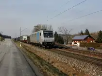 Die 185 692 am 29.01.2012 mit einem KLV-Zug unterwegs bei Vilshofen.