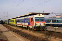 Die beiden GySEV/Raaberbahn Dieseltriebwagen 247 504 (ex �BB 5047 020) und 247 509 (ex �BB 5047 100) warten auf die Abfahrt als Zug 9824 nach Zalaszentiv�n. Szombathely, 01.02.2012