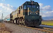 SZ 664-110 zieht Personenzug durch Gaj bei Pragersko. / 25.01.2012