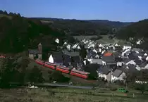 798 726 u.a. als N 7261 bei Übernthal, 04.10.1989. Die ehemalige KBS 624 (bis 1992 KBS 368) Herborn - Niederwalgern wurde 2001 im Personenverkehr eingestellt.