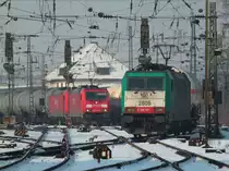 Bei eisigen Temperaturen zieht am 31.01.2012 Cobra 186 197 (2805) einen Gaszug aus Aachen West nach Gremberg. Links im Hintergrund wartet 185 298-7 und 185 311-8 mit einem Kesselzug.