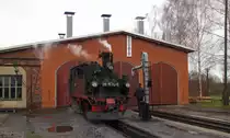 D�llnitzbahn 99 1574-5 beim wasserfassen im Bw M�geln, fotografier w�hrend einer angebotenen Besichtigung im Rahmen der  Gl�hweinfahrten  am 02.01.2012.