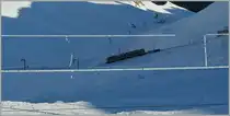 Im Schatten, von der vereisten Fahrleitung eingerahmt, f�hrt ein Rochers-de-Naye Triebwagen talw�rts.
12. Jan. 2012 