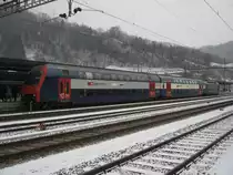 Das habe ich so noch nie gesehen.. Ein DPZ ohne B (Zwischenwagen). Im Bild ist dieser Kurzpendel anstelle eines NPZ als Regio 7746 in Ziegelbr�cke. Der Zug bestand aus dem Bt 50 85 26-33 954-6, AB 50 85 36-33 055-0 und die Re 450 092-2, 02.02.2012.