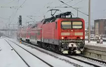 143 349 war am 29.01.12 vom Wintereinsatz gezeichnet, als mit einem RE Magdeburg - Leipzig in Bitterfeld einfuhr.