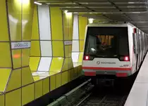 Reizvoller Kontrast: Zug der 80er Jahre in einem Bahnhof, inspiriert von den 70ern. Und dann die sch�n altmodische Beschriftung  Hochbahn  aus der Gr�ndungszeit der Hamburger U-Bahn. Bahnhof Jungfernstieg, 28.1.2012