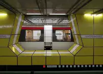 Durchblick: Bald werden hier auch Z�ge der neuen Hamburger U-Bahnlinie U4 von Billstedt in die Hafencity halten. Bahnhof Jungfernstieg, 28.1.2012