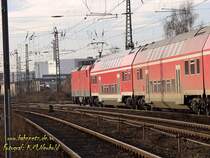 Eine Maschine der Baureihe 143 f�hrt mit ihrer RegionalBahn nach Leipzig ihrem Ziel entgegen. Hier ist der Doppelstock-Wendezug kurz vor Dessau-S�d zu sehen.