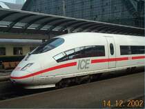 Ein ICE-3 in Frankfurt Hbf kurz vor der Abfahrt nach K�ln. Im hintergrund sieht man waggons von Orient express.