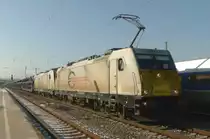 186 164-0 mit 186 175-6 im Schlepp (beide Euro Cargo Rail) zieht einen Autozug am 02.02.2012 durch Kaiserslautern