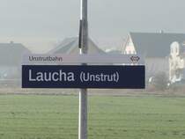 Das neue Bahnhofsschild am 26.01.2012 am Bahnsteig in Laucha (Unstrut). Erfreulicherweise wird auch auf die Strecke hingewiesen. Die Unstrutbahn wurde von Oktober 2011 bis Januar 2012 im Rahmen umfangreicher Bauarbeiten modernisiert. Das Foto hat mein Vater, Dieter Thomas gemacht.