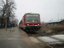 mit dem Fahrplanwechsel wurde so ziehmlich alles ver�ndert was es zu ver�ndern gibt.es gibt leider keine Lok bespannten Z�ge mehr auf der G�rlitzer Bahn,keine 234/219/218 mehr :-( *schnief*
Diese Aufgaben m�ssen jetzt Triebwagen der Deutschen Bahn und von Connex �bernehmen.hier zusehen ist ein Triebwagen der BR 628.
628 632-2 f�hrt soeben mit ihrer RB aus Cottbus ein und wird anschliessend weiter nach Hoyerswerda/Sachsen fahren.